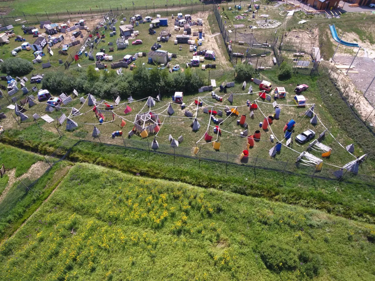 Widok na pole paintballowe Arena Mocy