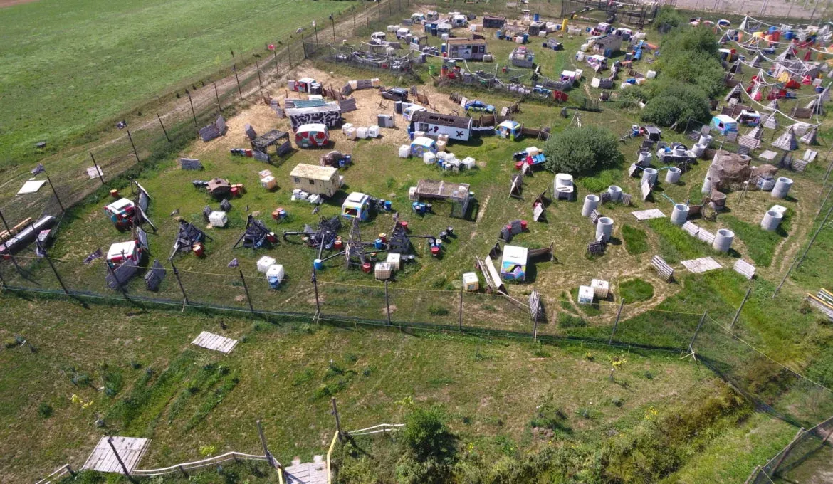 Uczestnicy paintballu w Arenie Mocy