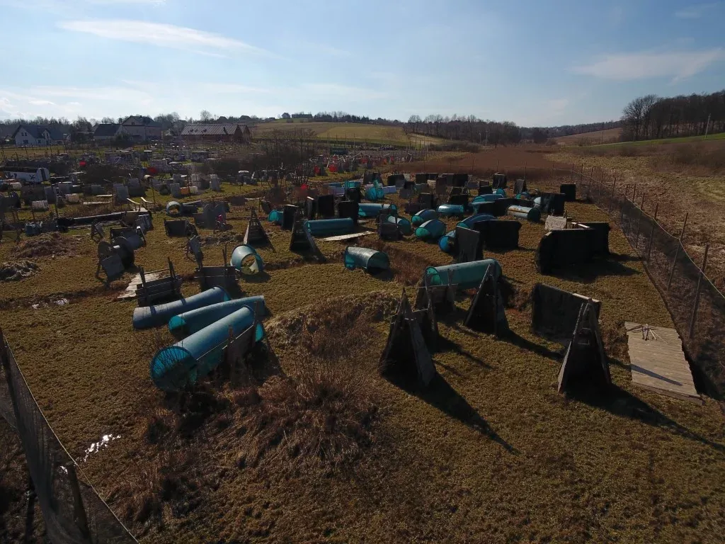 Widok z lotu ptaka na pole paintballowe