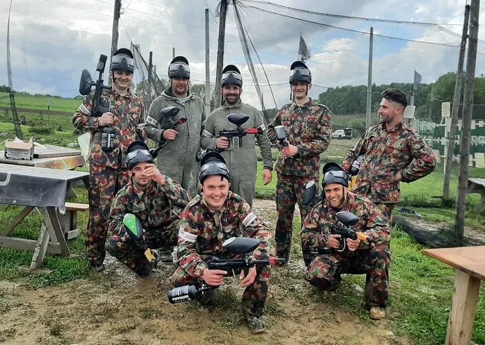 Grupa graczy paintball w Arenie Mocy
