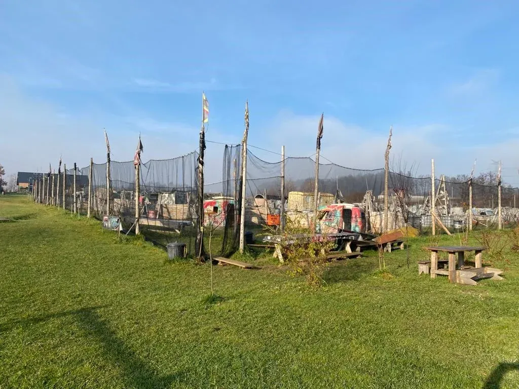 Dzieci podczas zajęć survivalowych