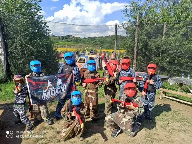 Dzieci podczas urodzin paintballowych